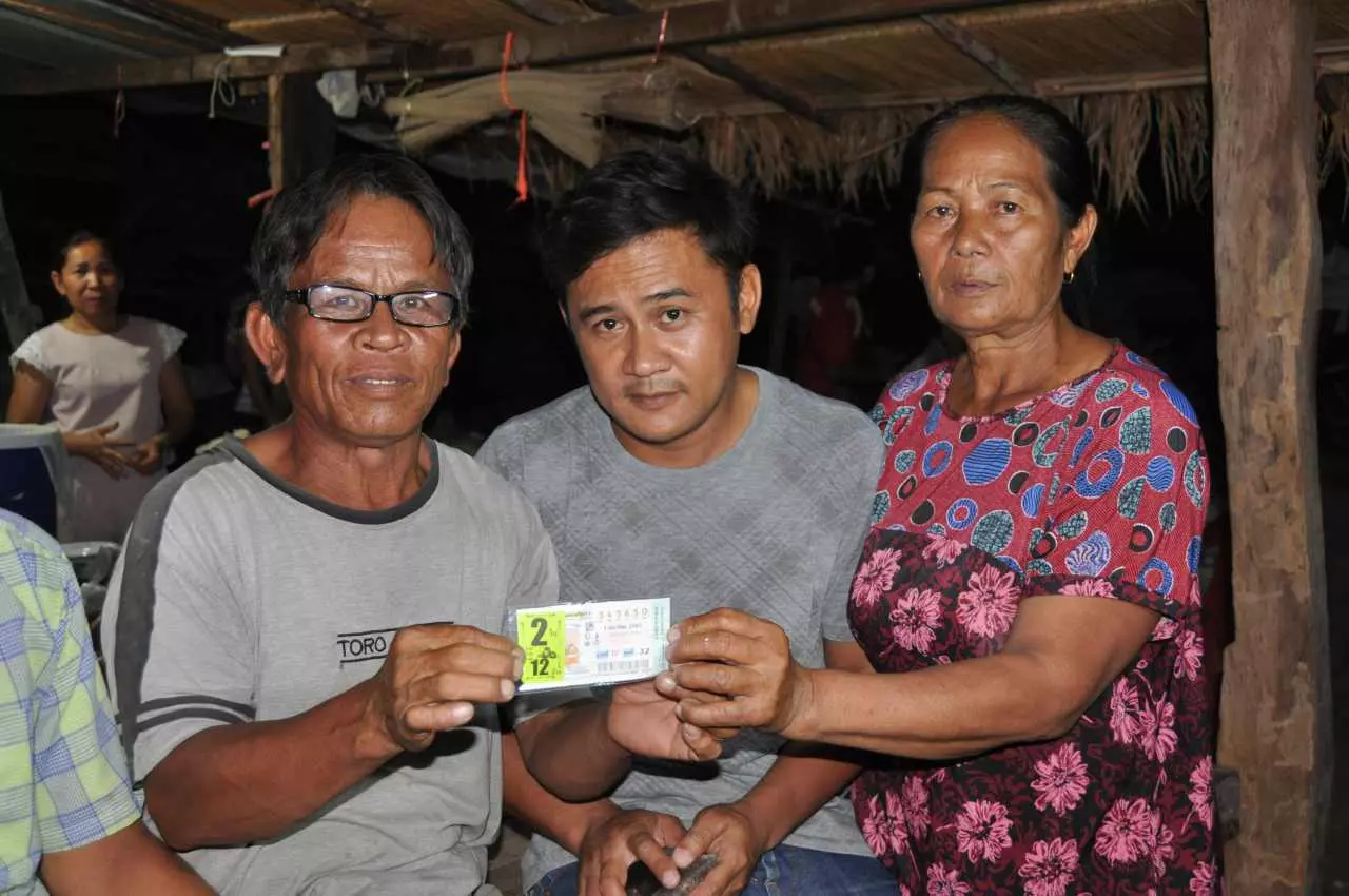 เมียฝัน "ถูกจับนม" บอกผัวตีเป็นเลข 5-0 ซื้อหวย ถูก 12 ล้าน!