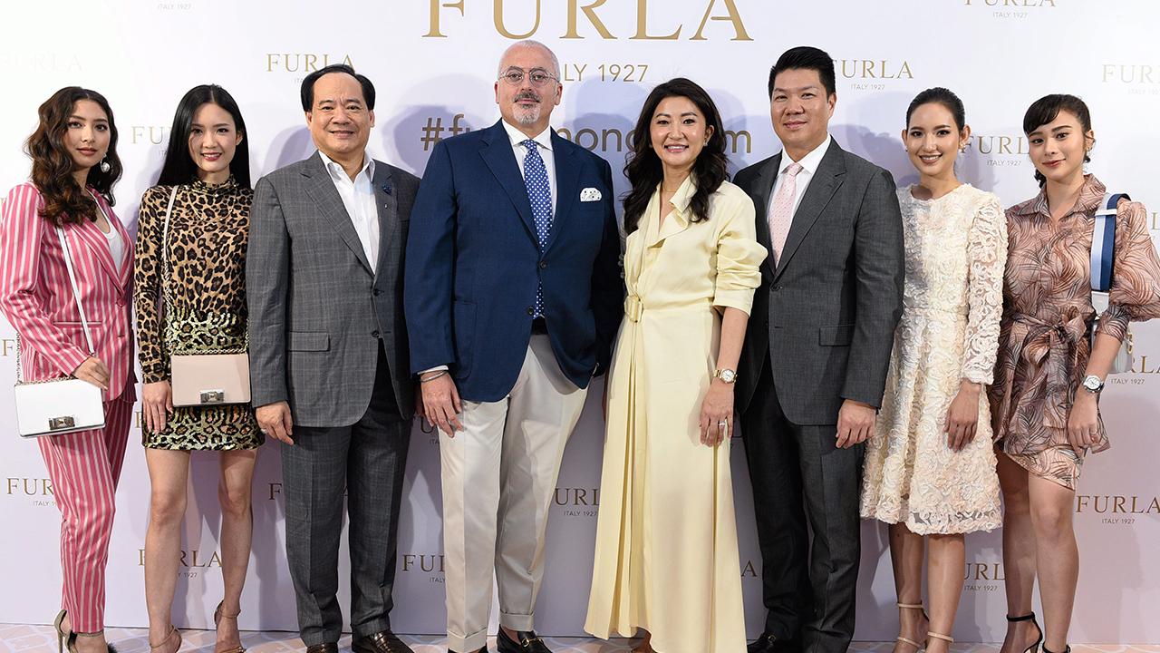 ลายใหม่ โศภนา เลวิจันทร์ จัดงานเปิด FURLA Monogram POP-UP Store พร้อมแนะนำคอลเลกชัน สปริง/ซัมเมอร์ 2019 แฟชั่นลายใหม่ โมโนแกรม โดยมี อเลสซานโดร บาร์โตลี, โอภาส เลวิจันทร์, ปกรณ์ พรรธนะแพทย์ และ นิษฐา จิรยั่งยืน มาร่วมงานด้วย ที่เซ็นทรัลเวิลด์ วันก่อน.