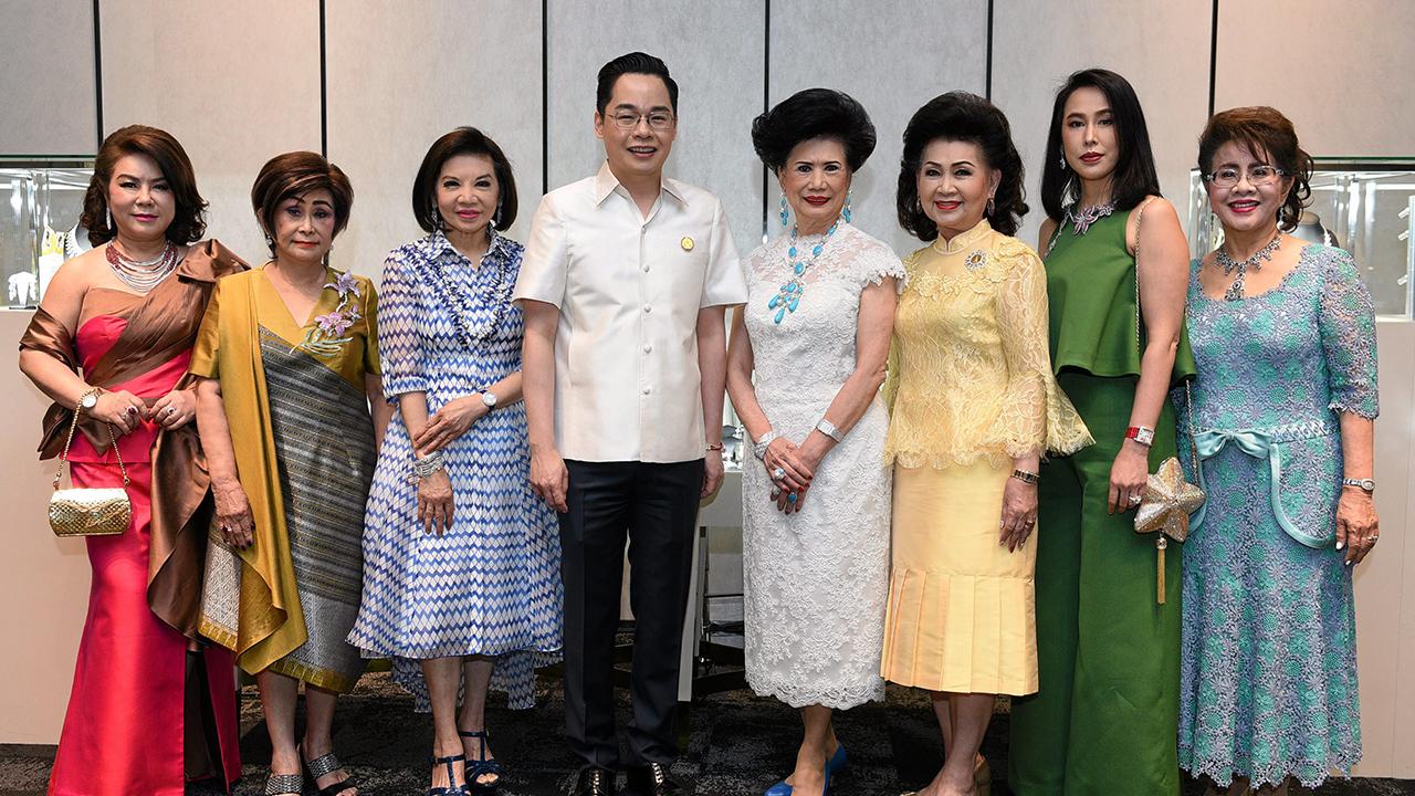 สุดยอด สุริยน ศรีอรทัยกุล จัด อะเมซิ่ง ไทยแลนด์ แบรนด์ เมด อิน ไทยแลนด์ แอท ไอคอนสยาม งานแสดงสุดยอดผลงานมาสเตอร์พีซจากบิวตี้ เจมส์ จัดถึง-23 มี.ค. โดยมี จรินทร์ สุมานนท์, ละออ ตั้งคารวคุณ และ สุรีย์ รัตนหิรัญญา มาร่วมงานด้วย ที่ไอคอนสยาม วันก่อน.