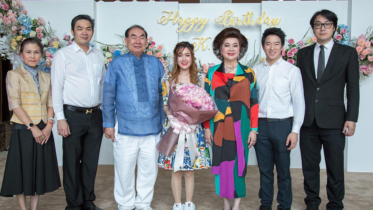 แฮปปี้เบิร์ธเดย์ วรวิทย์-พัชรา วีรบวรพงศ์ จัดงานเลี้ยงฉลองครบรอบวันเกิดให้บุตรสาวพัชราวดี วีรบวรพงศ์ โดยมี ศุภชัย วีรบวรพงศ์, วัลลภ กมลวิศิษฎ์, จินตนา กิ่งแก้ว และ ชวลิต กาญจนเสวี มาร่วมอวยพรกันอย่างชื่นมื่น ที่โรงแรม เดอะ เบอร์เคลีย์ ประตูนํ้า วันก่อน.
