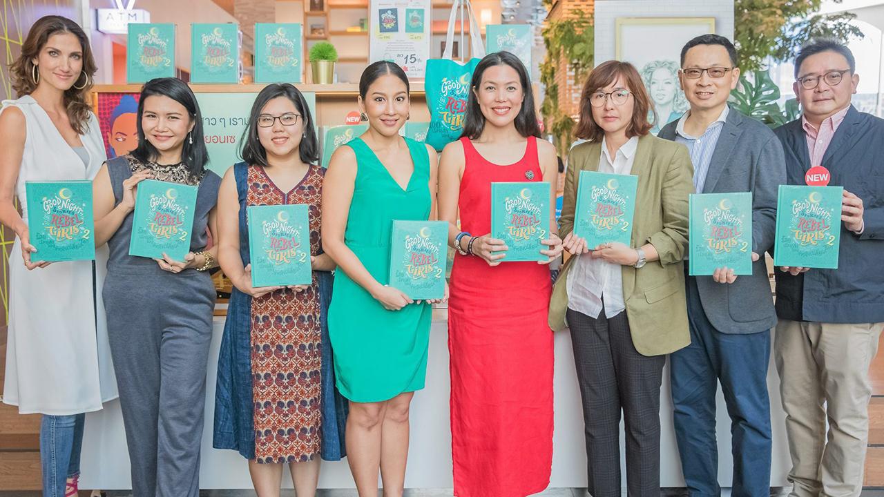 หาอ่านได้ คิม จงสถิตย์วัฒนา และ เชน สุวิกะปกรณ์กุล เปิดตัวหนังสือ “ร้อยเรื่องเล่าของผู้หญิงเปลี่ยนโลก” โดยมี สมชัย ถาวรรุ่งโรจน์, หนิง—ศรัยฉัตร กุญชร ณ อยุธยา จีระ แพทย์ และ ซินดี้—สิรินยา เบอร์บริดจ์ บิชอฟ มาร่วมงานด้วย ที่เซ็นทรัล เอ็มบาสซี วันก่อน.