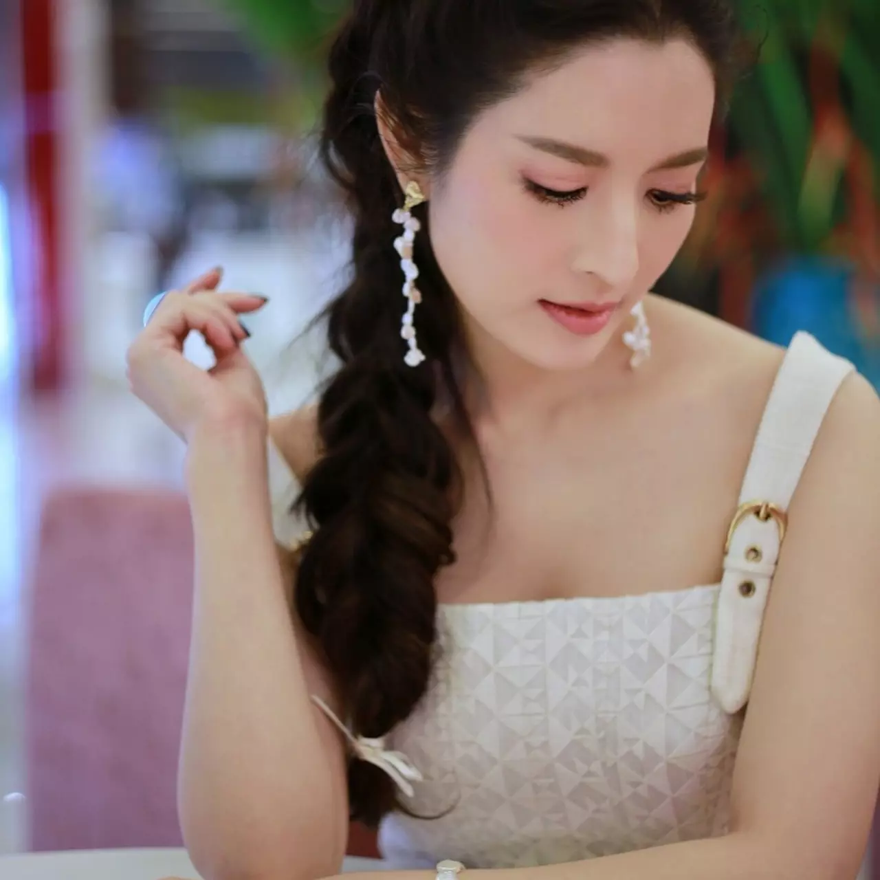 5 "ทรงผม" ลดอายุ "แอฟ ทักษอร" สวยกระชากวัย เด็กมากแม่!! 