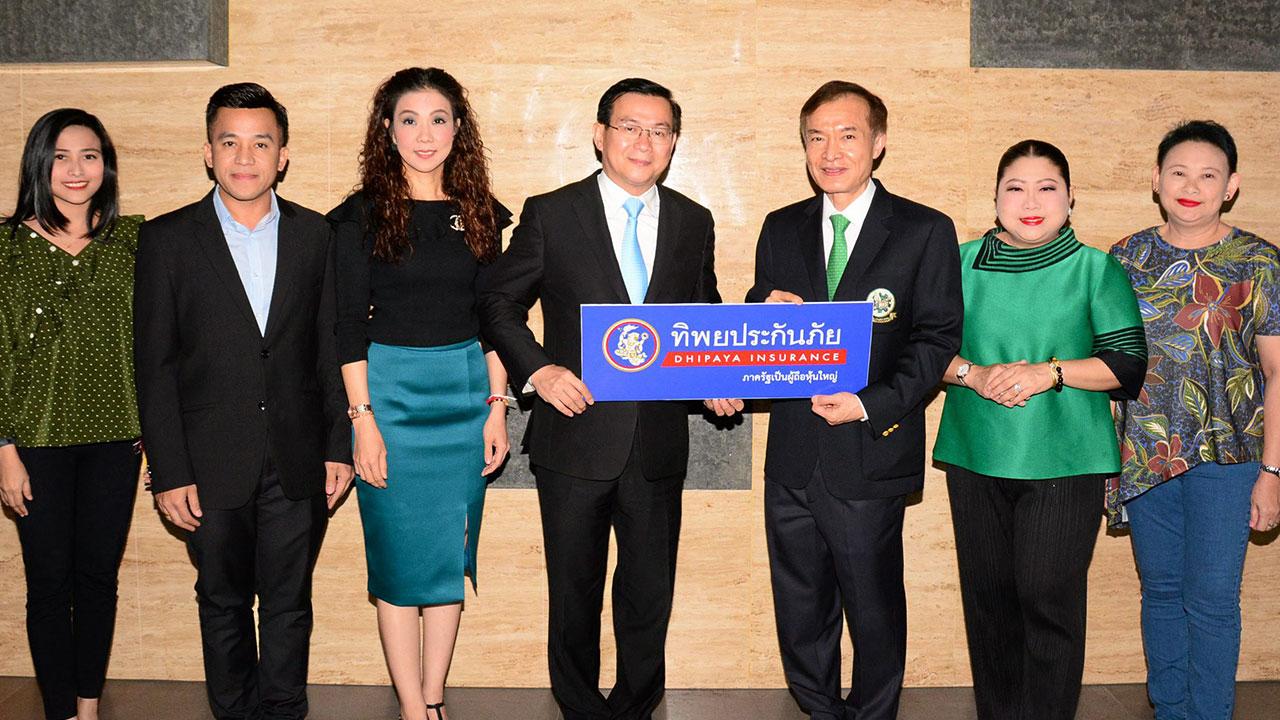 เพื่อการศึกษา ดร.สมพร สืบถวิลกุล กก.ผจก.ใหญ่ ทิพยประกันภัย มอบเงินจำนวน 100,000 บาท ให้แก่ สราวุธ วัชรพล เพื่อสมทบทุนมูลนิธิไทยรัฐ โดยมี วิชชุดา ไตรธรรม, ปนัดดา ชุติโกมล และ ศุภกิจ จิตร์เพิ่มพูลผล มาร่วมในพิธีด้วย ที่ สนง. หนังสือพิมพ์ไทยรัฐ วันก่อน.