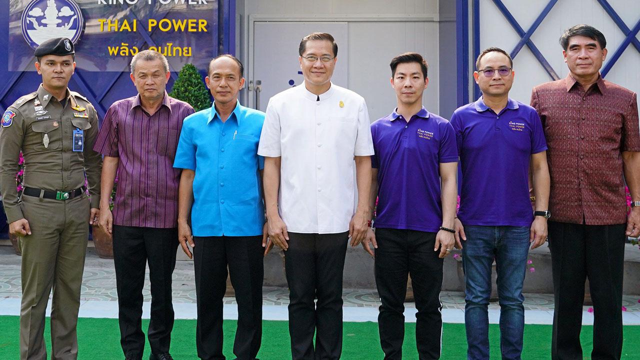 ดีจังเลย วีระศักดิ์ โควสุรัตน์ รมว.กก. และ อภิเชษฐ์ ศรีวัฒนประภา จากกลุ่มบริษัทคิง เพาเวอร์ ส่งมอบห้องน้ำ “พลังคนไทย สุขา สุขใจ” ในโครงการคิง เพาเวอร์ ไทย เพาเวอร์ พลังคนไทย ผ่าน สุชน ภัยธิราช รองผวจ.หนองคาย เป็นผู้แทนรับมอบ ที่วัดโพธิ์ชัย จ.หนองคาย วันก่อน.
