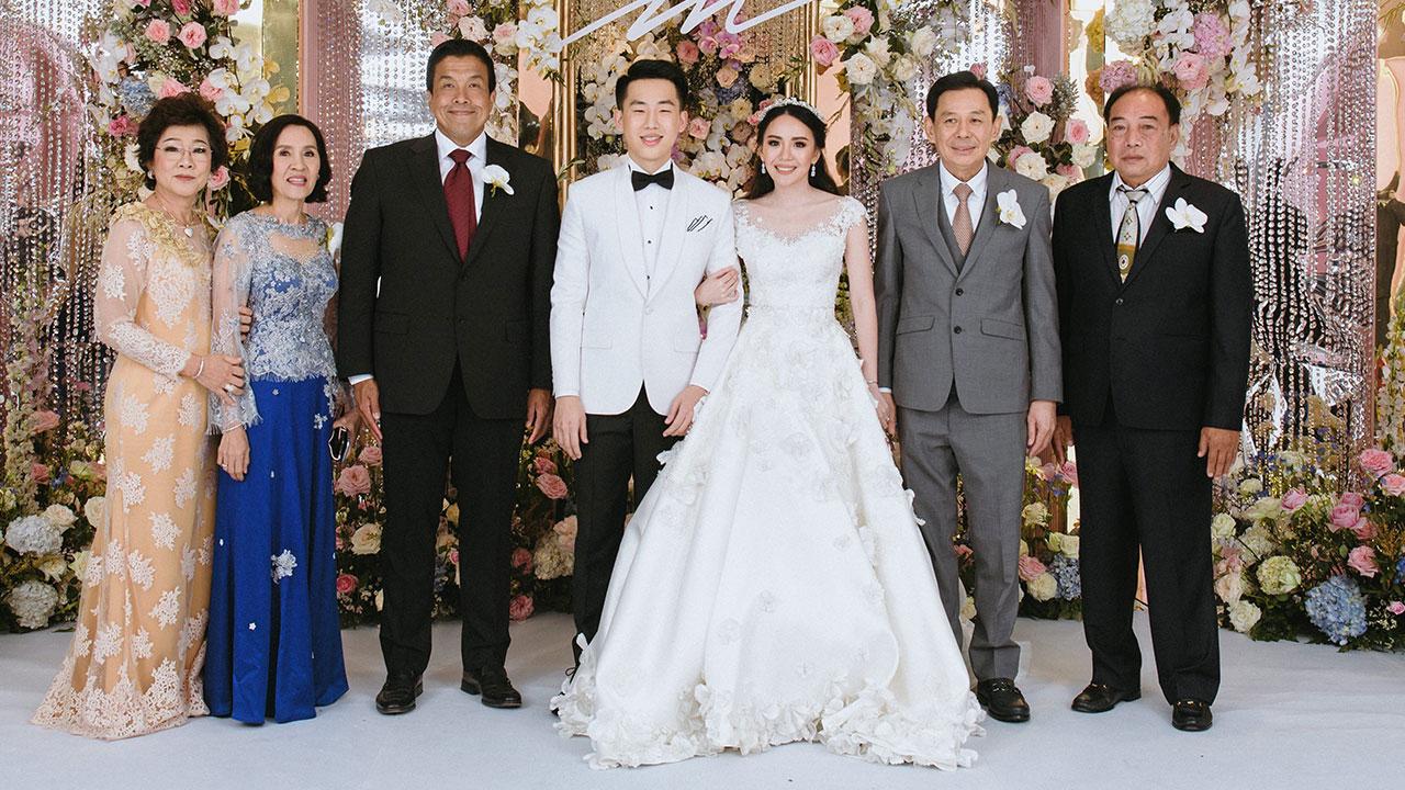 วิวาห์ชื่นมื่น ชัชชาติ สิทธิพันธุ์ มาร่วมในงานวิวาห์ระหว่าง ธันยพร บุตรี สมชัย-บุญรักษ์ ศิริวัฒนโชค กับ ณัฐวุฒิ บุตร สมศักดิ์-นิตยา จตุพีรพัฒน์ ท่ามกลางบรรยากาศของความปลื้มปีติจากผู้มาร่วมอวยพร ที่ห้องแกรนด์ ฮอลล์ โรงแรมดิ แอทธินี โฮเทล แบงค็อก คํ่าวันก่อน.