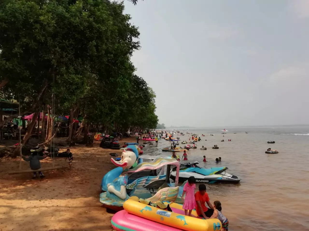 มาบึงกาฬซิจ๊ะ วันหยุดสุดสัปดาห์ชวนเล่นน้ำคลายร้อนที่ "หาดคำสมบูรณ์"
