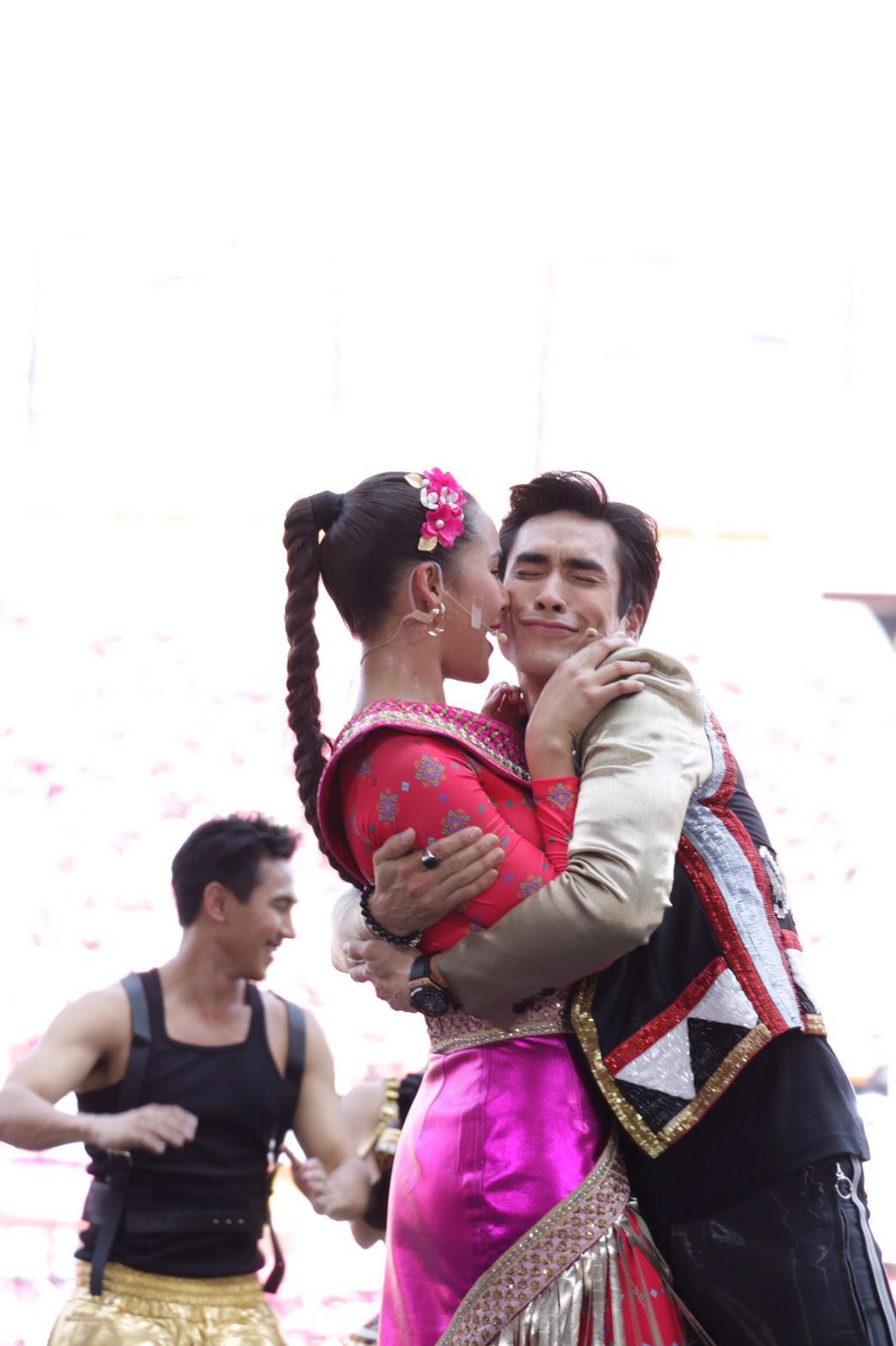 ชอตหวานๆ ณเดชน์นอกสคริปต์กอดญาญ่าในงานฟุตบอลช่อง 3