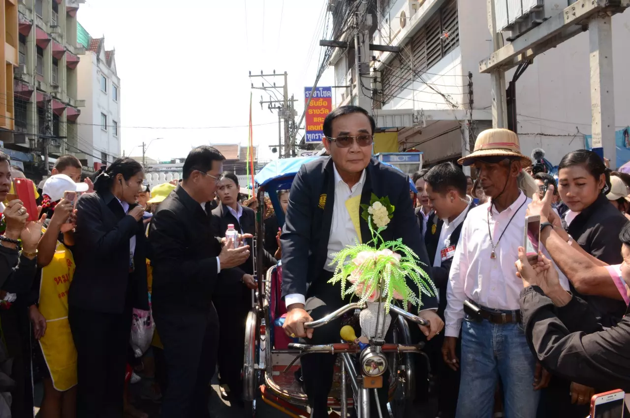 "ลุงตู่" ยิ้มแย้มสดใส โชว์ปั่นสามล้อทักทายชาวโคราช คอหวยแห่ส่องทะเบียนรถ