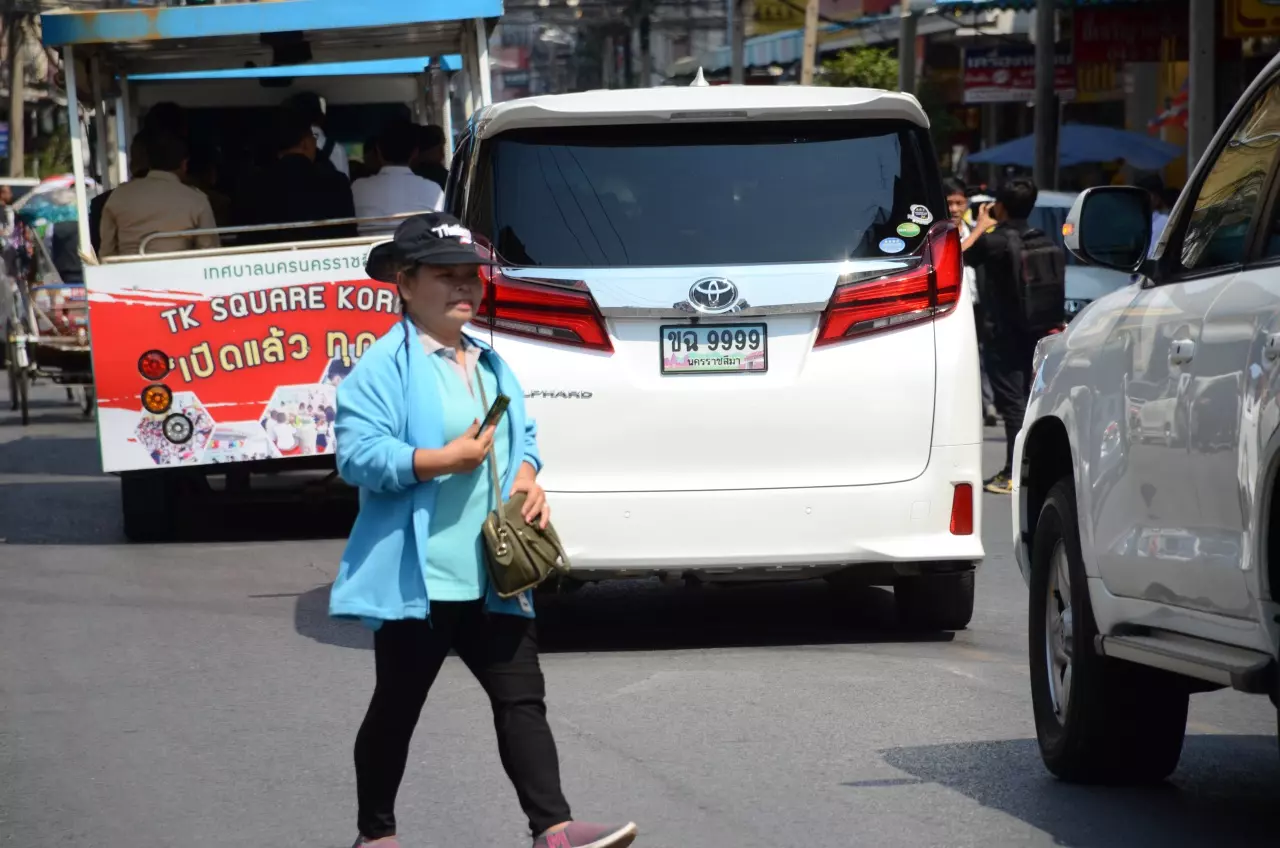 "ลุงตู่" ยิ้มแย้มสดใส โชว์ปั่นสามล้อทักทายชาวโคราช คอหวยแห่ส่องทะเบียนรถ