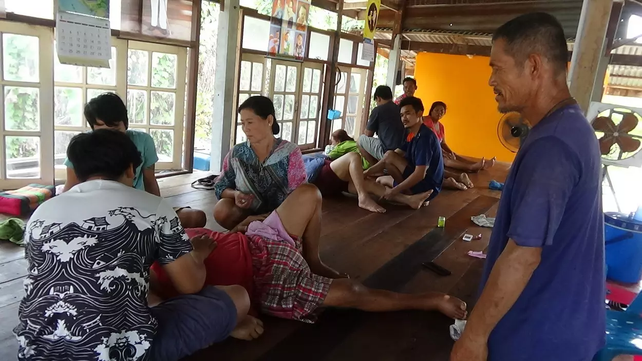 "หมอบุญเลิศ" นวดคลายเส้นอัมพฤกษ์ อัมพาต ค่าครู 6 บาท คนแห่รักษาแน่น