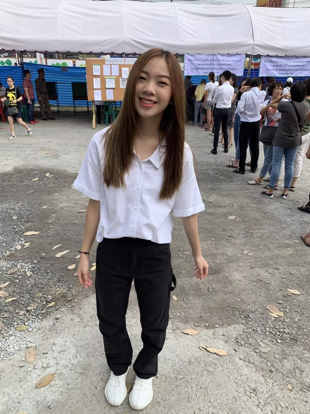 เกาะติด "แฟชั่น" คนดังแต่งตัวไปเลือกตั้ง สวย ชิค ไม่แพ้ออกงาน