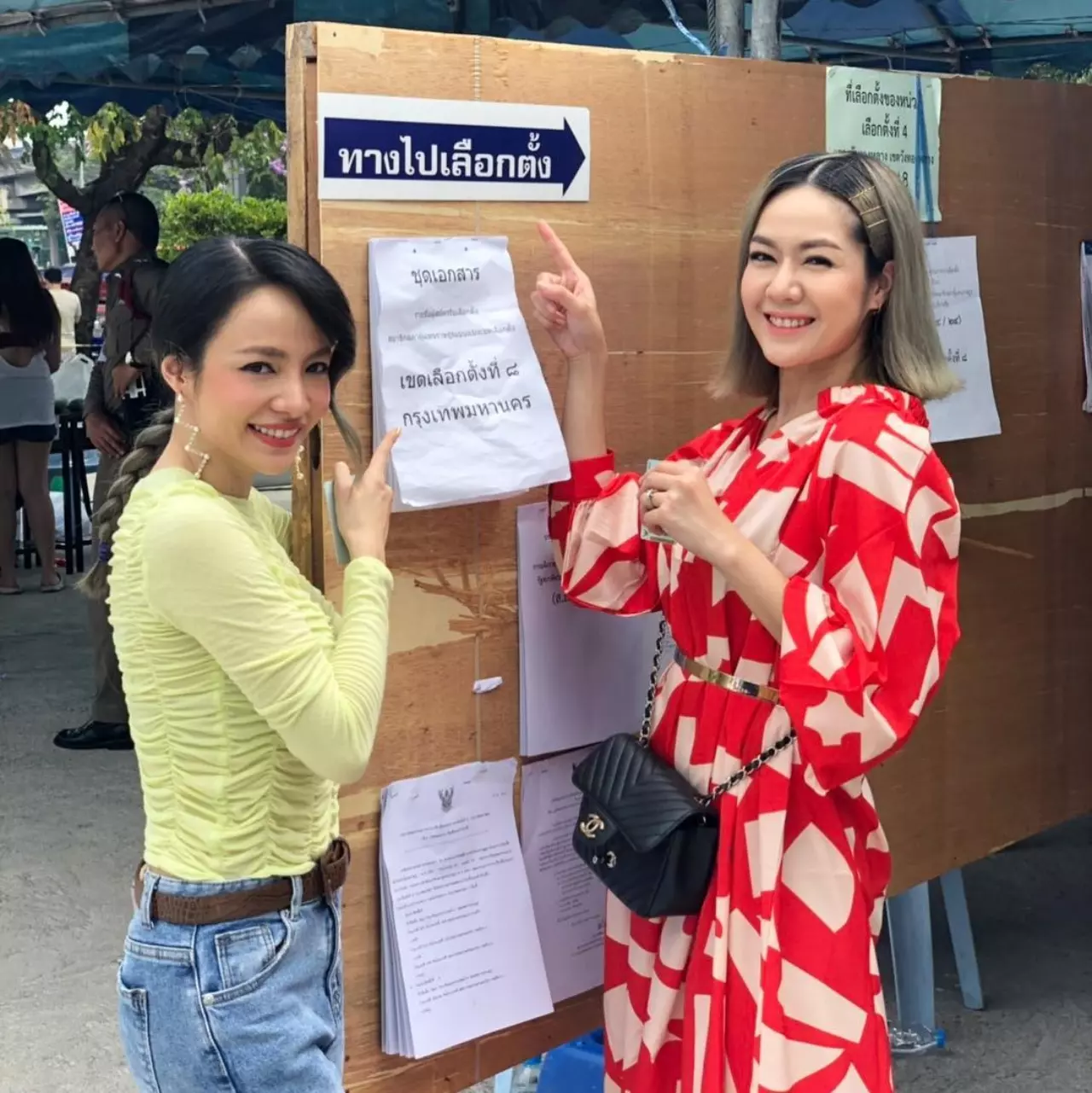 เกาะติด "แฟชั่น" คนดังแต่งตัวไปเลือกตั้ง สวย ชิค ไม่แพ้ออกงาน