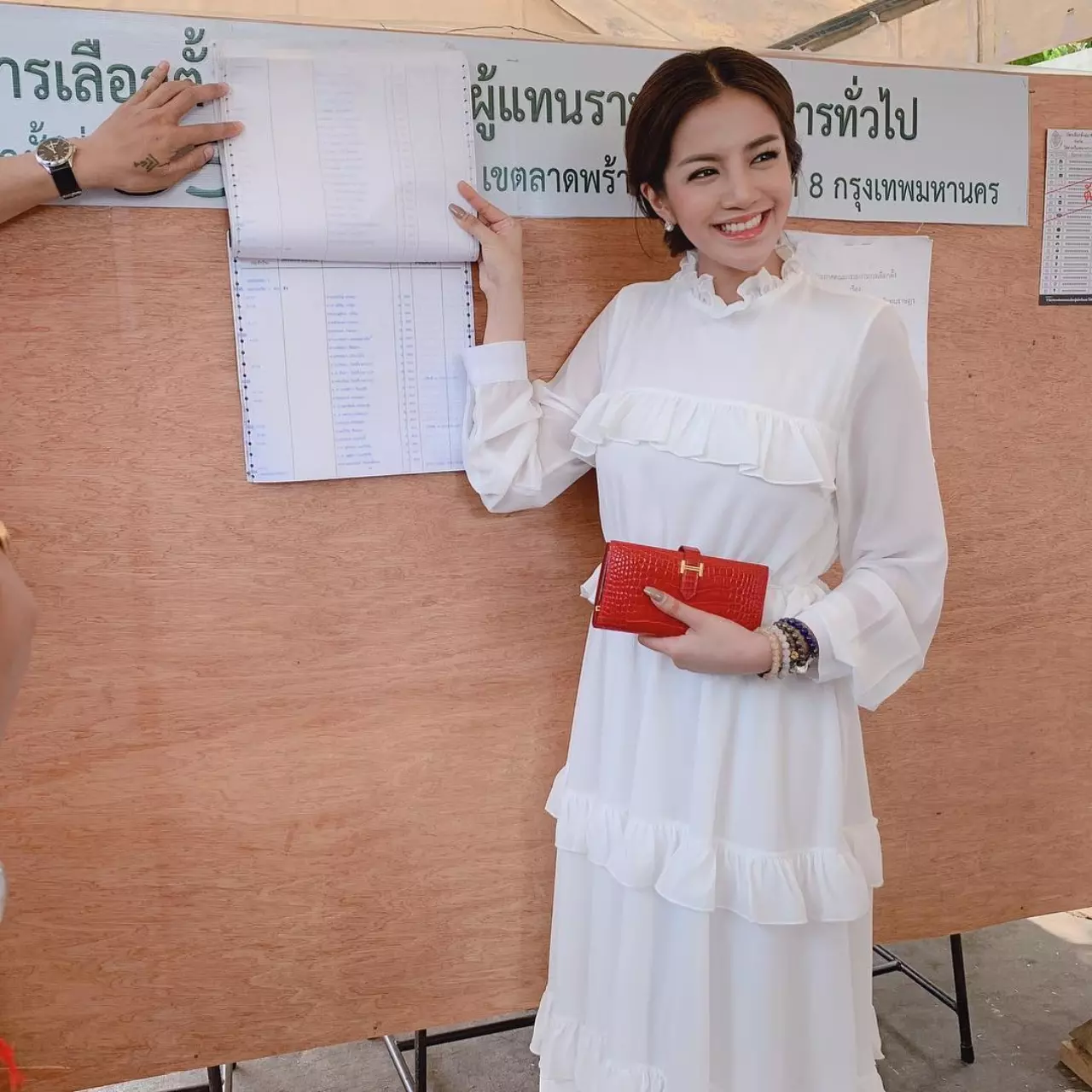 เกาะติด "แฟชั่น" คนดังแต่งตัวไปเลือกตั้ง สวย ชิค ไม่แพ้ออกงาน