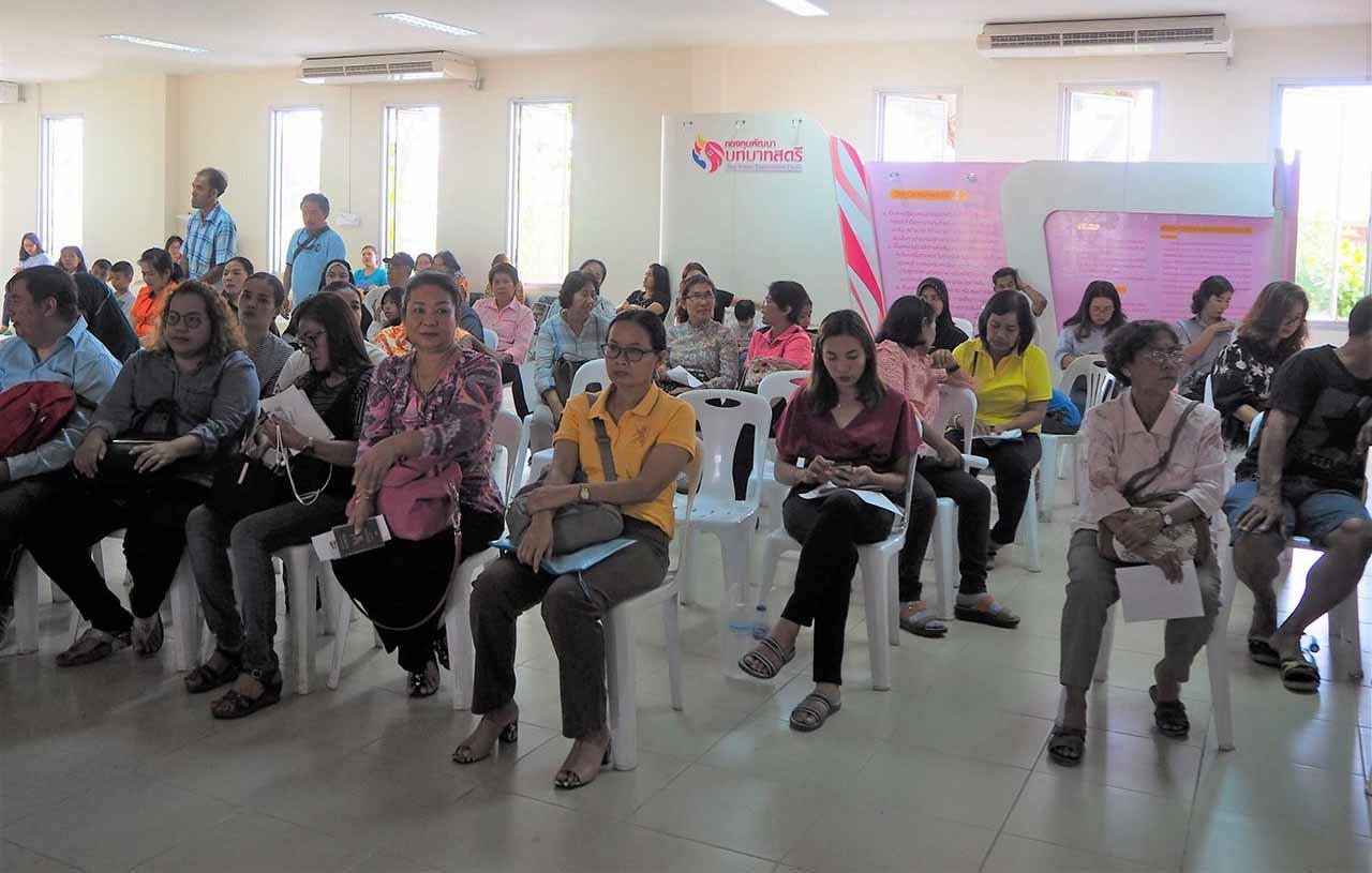 บรรยากาศการบริการ “หน่วยหนังสือเดินทางเคลื่อนที่” ที่ศูนย์ OTOP นครศรีธรรมราช คนมานั่งรอกันเนืองแน่น.