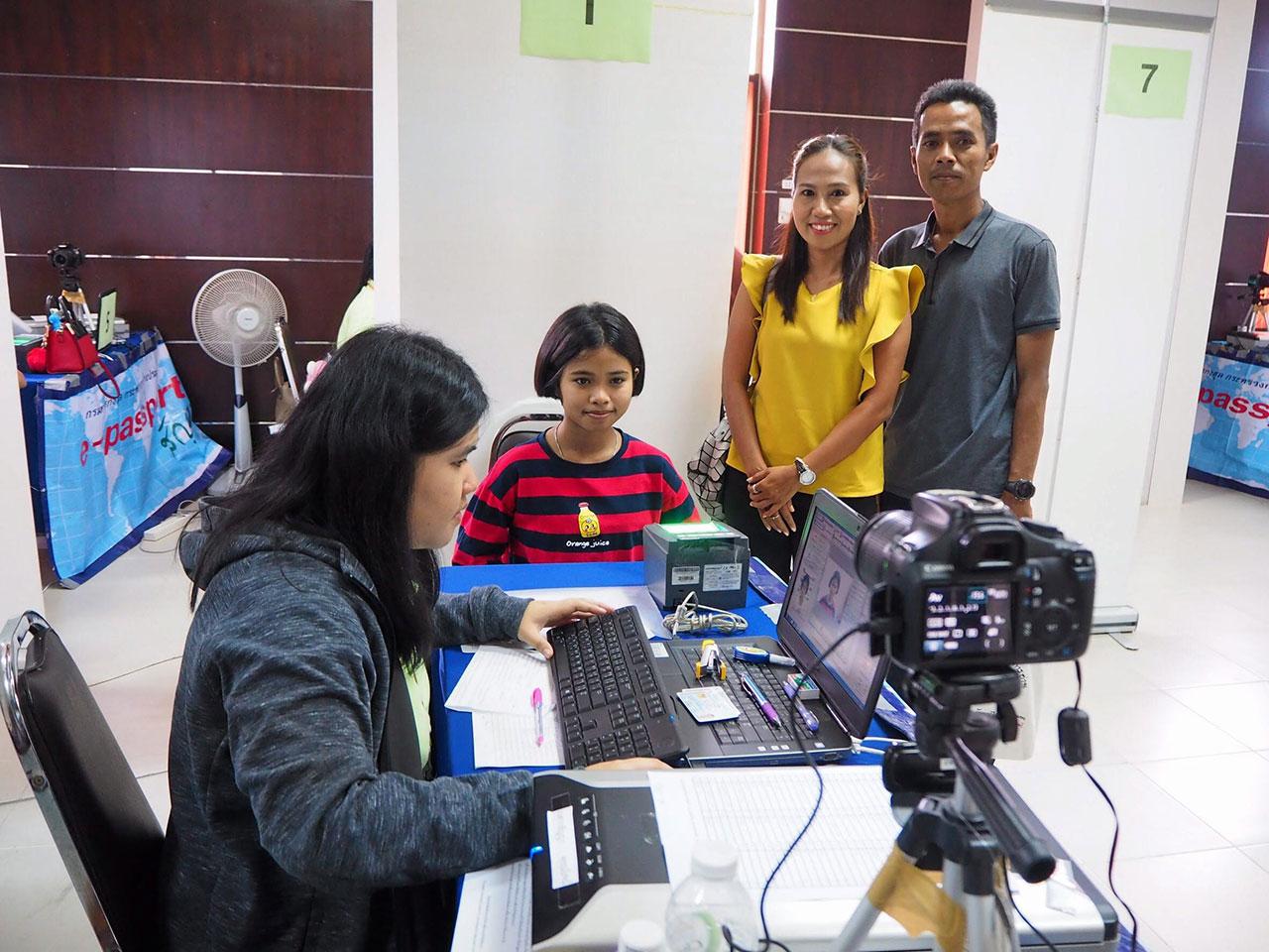 ชาวภาคใต้พาครอบครัวทำหนังสือเดินทางด้วยความดีใจ เพราะบริการถึงที่สุดและประหยัด.