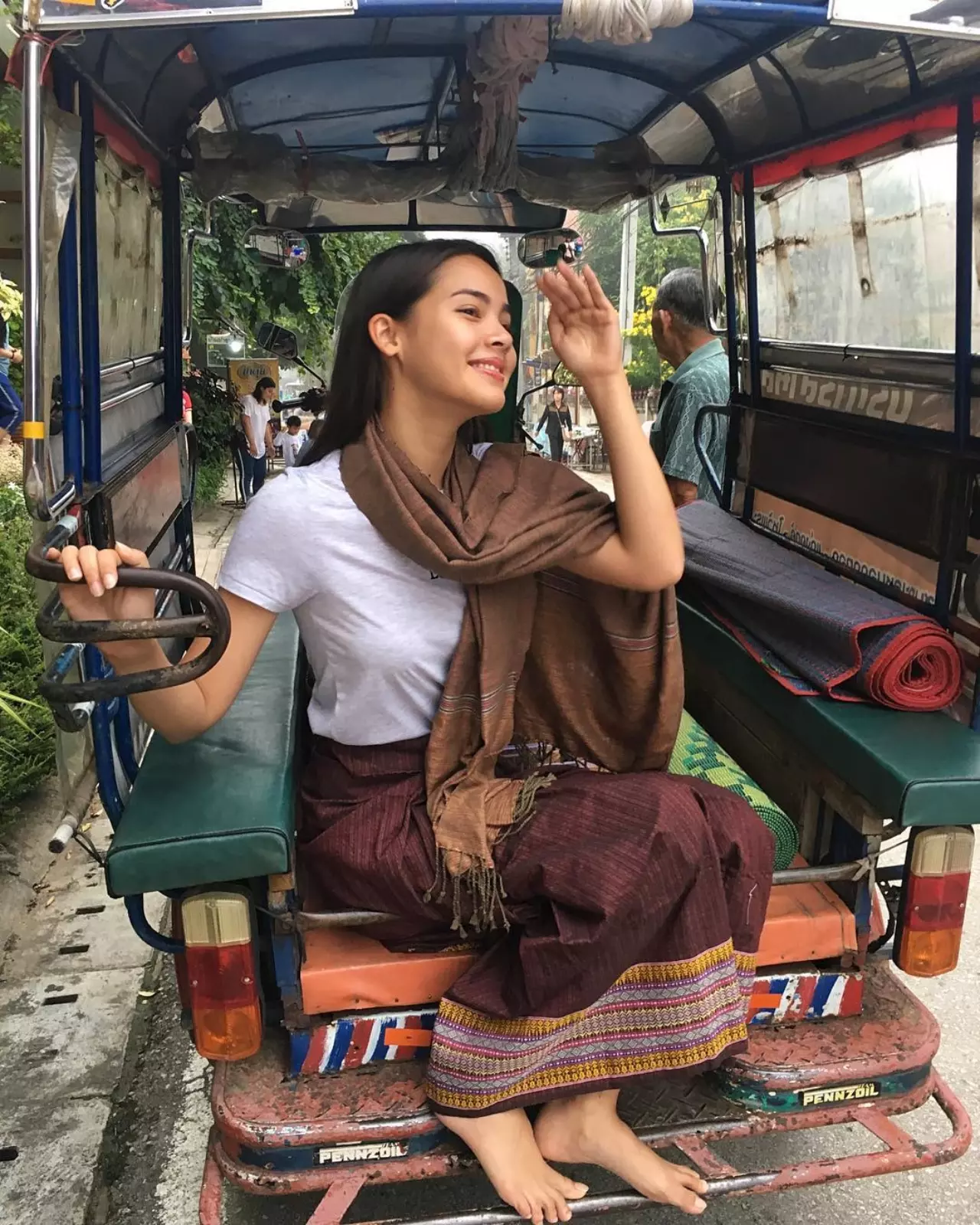 ไอเดียแต่ง "ชุดขาว" ไปวัด สวยสง่าสไตล์ "ผู้หญิง" ท็อประดับประเทศ!