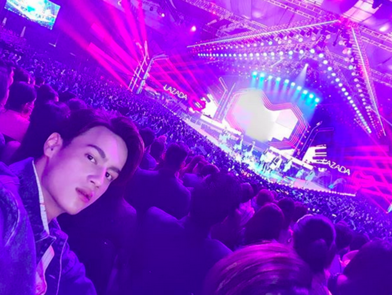 ไอซ์หล่อทะลุทะลวงใจ ในงานครบรอบ 7 ปี ของเว็บช็อปปิ้งออนไลน์ ลาซาด้า Lazada ซูเปอร์ปาร์ตี้ Super Party ที่อินโดนีเซียคอนเวนชั่นเอ็กซิบิชั่น (Indonesia Convention Exhibition) เมืองจาการ์ตา อินโดนีเซีย