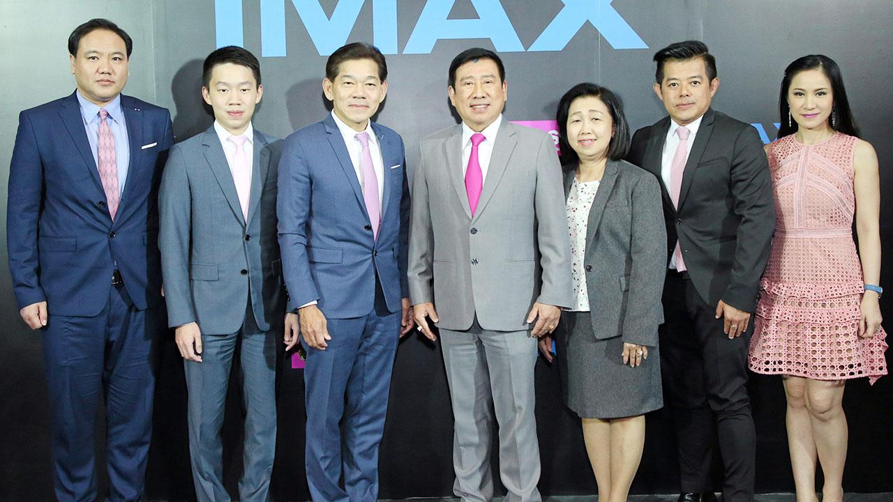 เจ๋งมาก วิชา พูลวรลักษณ์ และ ชาติชาย พยุหนาวีชัย เปิดโรงภาพยนตร์ GSB presents IMAX สุดยอดเทคโนโลยีระบบฉายภาพและเสียง โดยมี วิศรุต พูลวรลักษณ์, สุภาพร สายทองอินทร์, สุรเชษฐ์ อัศวเรืองอนันต์ และ นิธิ พัฒนภักดี มาร่วมงานด้วย ที่ไอคอนสยาม วันก่อน.
