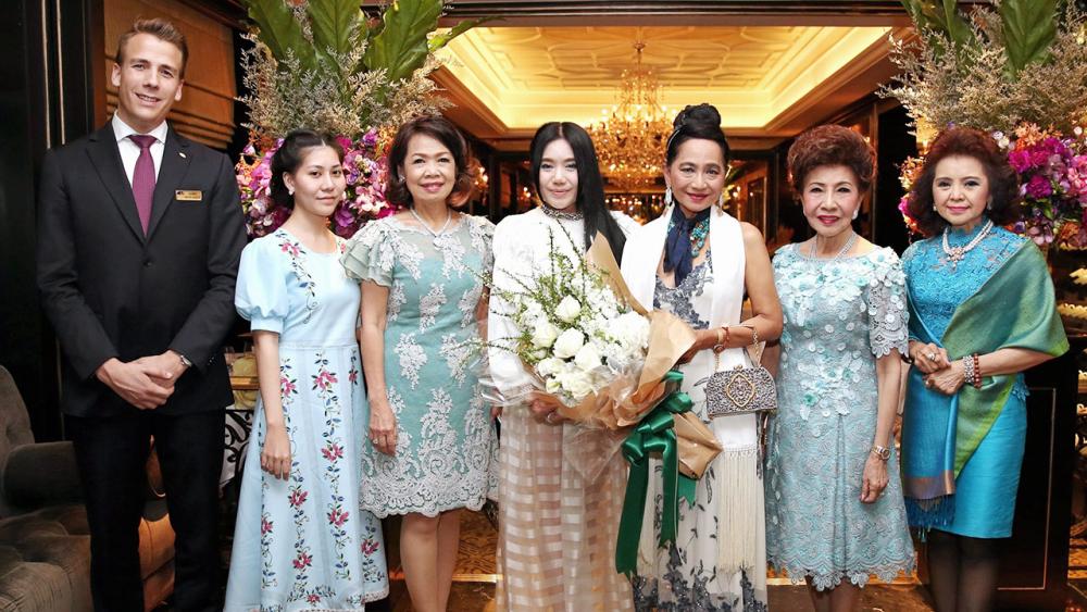แฮปปี้เบิร์ธเดย์ ลัดดา สติโรจนากุล, อติพร ศิริพัฒน์ และ ยุพเยาว์ เพียรพาณิชย์พร พร้อมเพื่อนกลุ่มสตรีสยาม ร่วมกันจัดเลี้ยงฉลองวันเกิดให้แก่ หม่อมไฉไล ยุคล ณ อยุธยา และ ศศินันท์ โลจายะ โดยมี เซดริค วินซ์เคลียร์ มาร่วมงานด้วย ที่โรงแรมแมนดาริน โอเรียนเต็ล วันก่อน.