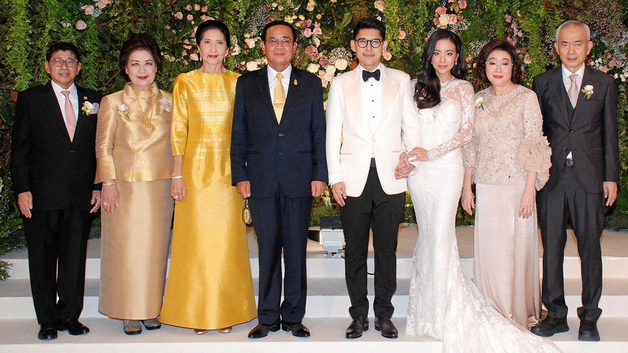 ชื่นมื่น พล.อ.ประยุทธ์ จันทร์โอชา นายกรัฐมนตรี เป็นประธานในงานสมรสพระราชทานระหว่าง นันทนัช บุตรี นพ.เจตน์-ผศ.อุมาพร ศิรธรานนท์ กับ ดร.วิชญะ บุตร ศ.ดร.วิษณุ-วัชราภรณ์ เครืองาม โดยมี รศ.นราพร จันทร์โอชา มาร่วมงานด้วย ที่ รร.ดิ แอทธินี โฮเทล วันก่อน.