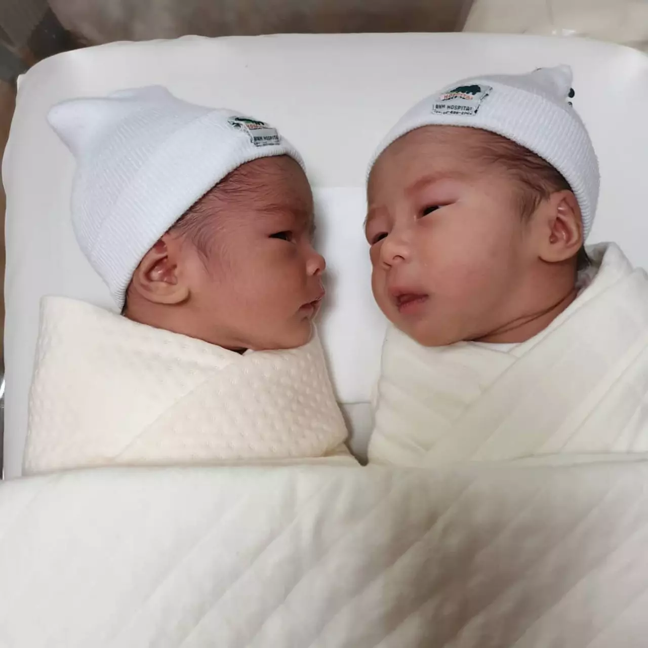 ป๊อก-มาร์กี้ สุขใจ มีก้า-มีญ่า ลืมตาดูโลก พร้อมเผยที่มาชื่อเล่นของลูก (คลิป)