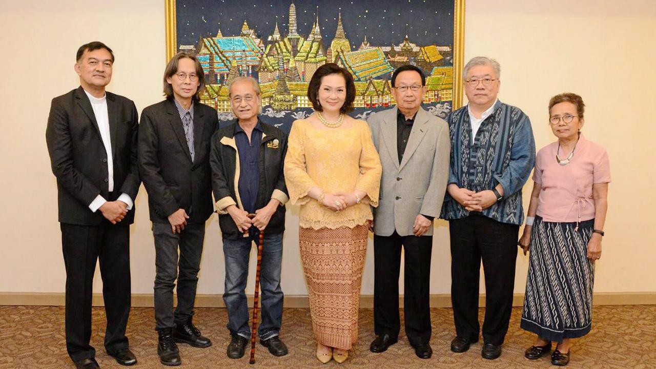 ประชุม - คุณหญิงปัทมา ลีสวัสดิ์ตระกูล จัดการประชุมเตรียมโครงการประกวดวรรณกรรมรางวัลวรรณศิลป์อุชเชนี เพื่อส่งเสริมวงการวรรณศิลป์ไทยและนักกวีรุ่นใหม่ โดยมี ชาย นครชัย, อนุชา ไชยเดช และ เนาวรัตน์ พงษ์ไพบูลย์ มาร่วมประชุมด้วย ที่โรงแรมอโนมาแกรนด์ วันก่อน.