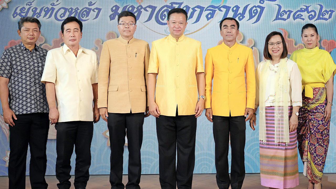 อย่าพลาด - ยุทธศักดิ์ สุภสร ผู้ว่าการ ททท. แถลงข่าวการจัดงาน เย็นทั่วหล้า มหาสงกรานต์ Amazing Songkran 2019 @ Tak “ศรัทธาสองแผ่นดิน” ระหว่าง 12-14 เม.ย. ที่วัดไทยวัฒนาราม อ.แม่สอด โดยมี สุจิตรา จงชาณสิทโธ และ นพดล ภาคพรต มาร่วมแถลงด้วย ที่ ททท. วันก่อน.