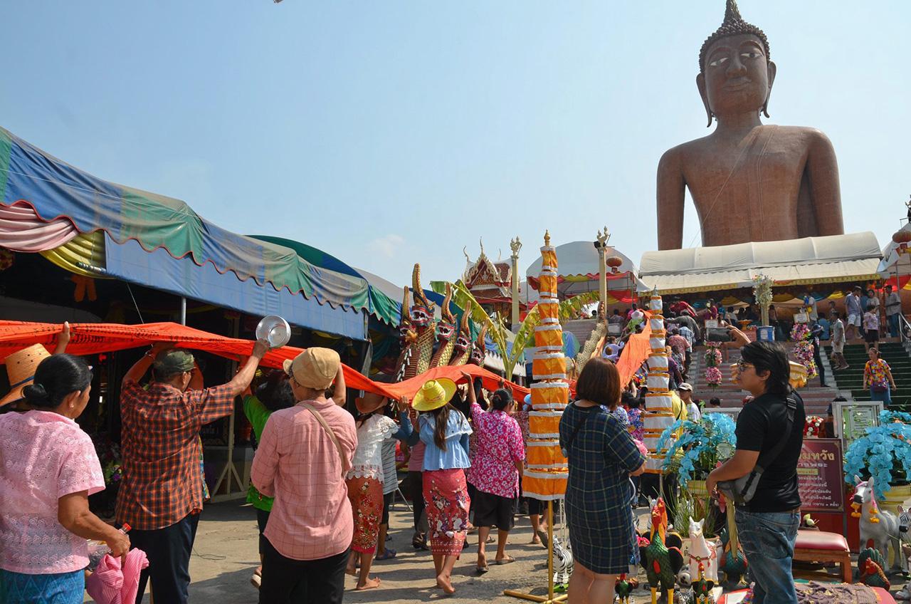พุทธศาสนิกชนนำผ้าไปห่ม หลวงพ่อสมหวัง องค์พระประธานใหญ่ สูง 30 เมตรที่หน้าวัดกลางบางพระ อ.นครชัยศรี จ.นครปฐม เป็นประเพณีที่สืบทอดมานานกว่า 30 ปี.