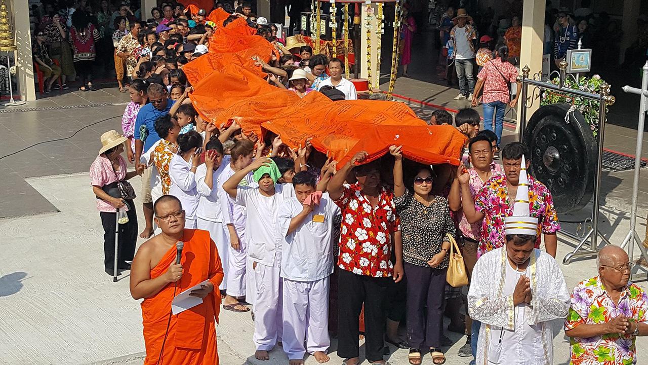 พระครูศรีสุตากร เจ้าอาวาสวัดกลางบางพระ นำขบวนพุทธศาสนิกชนร่วมขบวนแห่ผ้าขึ้นห่มองค์ “หลวงพ่อสมหวัง” ตามประเพณีที่สืบทอดกันมา.