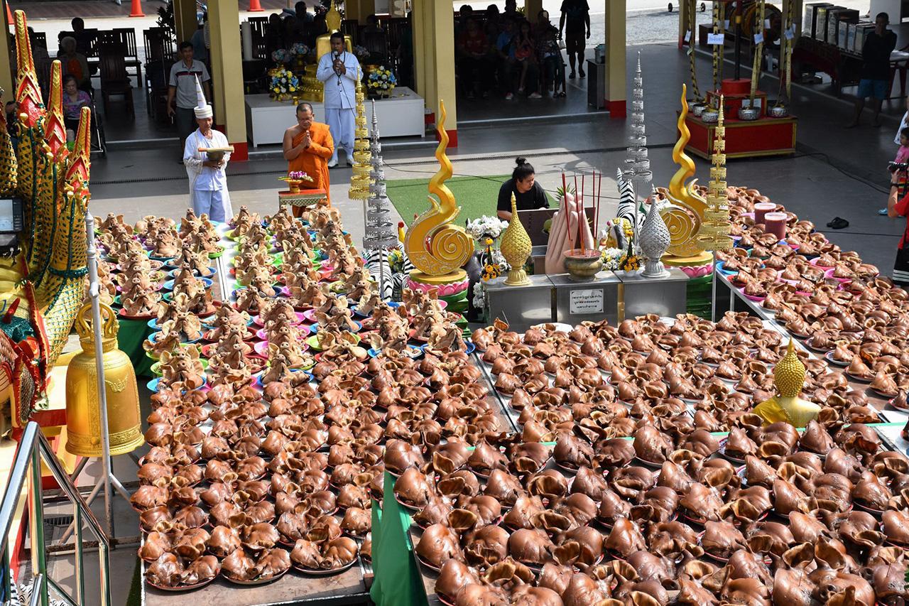 หัวหมูต้มสุกจำนวนมากที่ชาวบ้านนำไปแก้บน หลวงพ่อสมหวัง วัดกลางบางพระ อ.นครชัยศรี จ.นครปฐม หลังไปขอโชคลาภและได้รับตามที่ขอ.