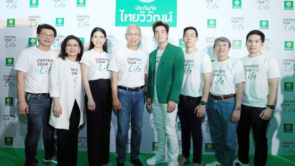 พรีเซนเตอร์ใหม่ จีรพันธ์ อัศวะธนกุล บ.ประกันภัยไทยวิวัฒน์ จำกัด แถลงข่าวเปิดตัวพรีเซนเตอร์คนใหม่ อาเล็ก-ธีรเดช พร้อมเปิดตัวซีรีส์ภาพยนตร์โฆษณา ภายใต้แนวคิด Control Your Life อิสระการใช้ชีวิตที่เลือกได้ เจาะกลุ่มผู้บริโภคที่มีใจเป็นคนรุ่นใหม่ ที่สยามสแควร์วัน.