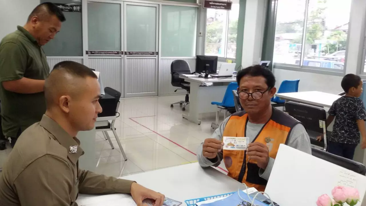 หนุ่มใหญ่ วินจยย.เฮงโคตร ถูกหวยรางวัลที่ 1 รับ 30 ล้าน