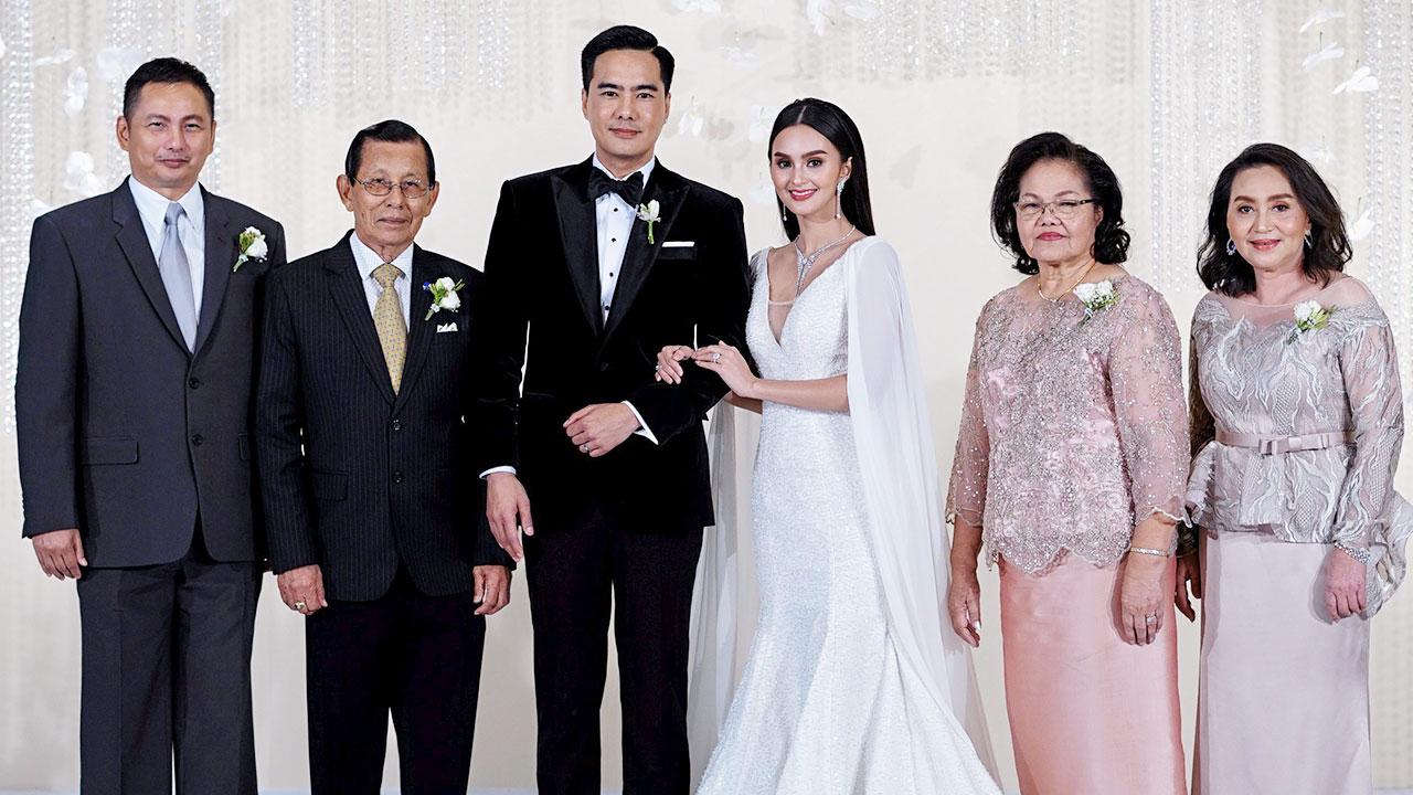 วิวาห์ชื่นมื่น อนันต์ สุขสันต์ เป็นประธานในงานวิวาห์ ระหว่าง ชนุชตรา บุตรี ดลชัย-สุชาดา สุขสันต์ กับ เคลลี่-รัฐพงศ์ ธนะพัฒน์ บุตร นพ.จิรพัทธ์-พญ.สุมาลา โลพันธ์ศรี โดยมี มะลิ สุขสันต์ มาร่วมอวยพรด้วยความปลื้มปีติ ที่รอยัลมณียา บอลรูม โรงแรมเรเนซองส์ วันก่อน.