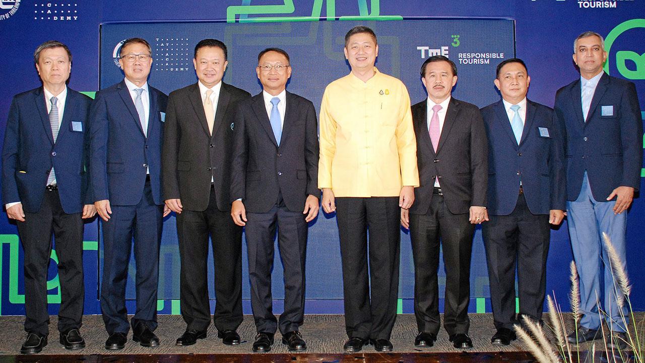 รุ่นสามแล้ว น.ต.วรวิทย์ เตชะสุภากร ผู้ช่วย รมต.กก. เปิด การอบรมหลักสูตรการบริหารการท่องเที่ยว รุ่นที่ 3 โดยมี พล.ร.อ.สุรศักดิ์ เมธยาภา, ทศพร ศิริสัมพันธ์, ยุทธศักดิ์ สุภสร, สุรัตน์ เมฆะวรากุล และ วิจาร คุปติพงศ์กุล มาร่วมอบรมด้วย ที่อาคาร ททท. วันก่อน.