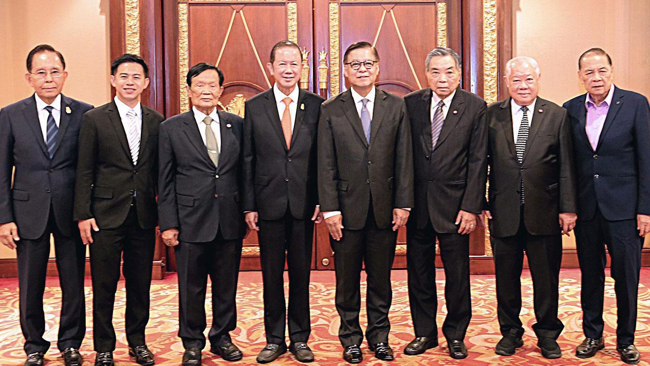 ประชุม สนั่น อังอุบลกุล จัดงานประชุมใหญ่สามัญประจำปี 2562 สมาคมคณะกงสุลกิตติมศักดิ์ โดยมี สมบัติ เลาหพงศ์ชนะ, ดร.อิสระ เสรีวัฒนวุฒิ, ศรีภูมิ ศุขเนตร, ชวรัตน์ ชาญวีรกูล และ ดร.ปรีชา ถิรกิจพงศ์ มาร่วมประชุมด้วย ที่โรงแรมดิ เอมเมอรัลด์ วันก่อน.