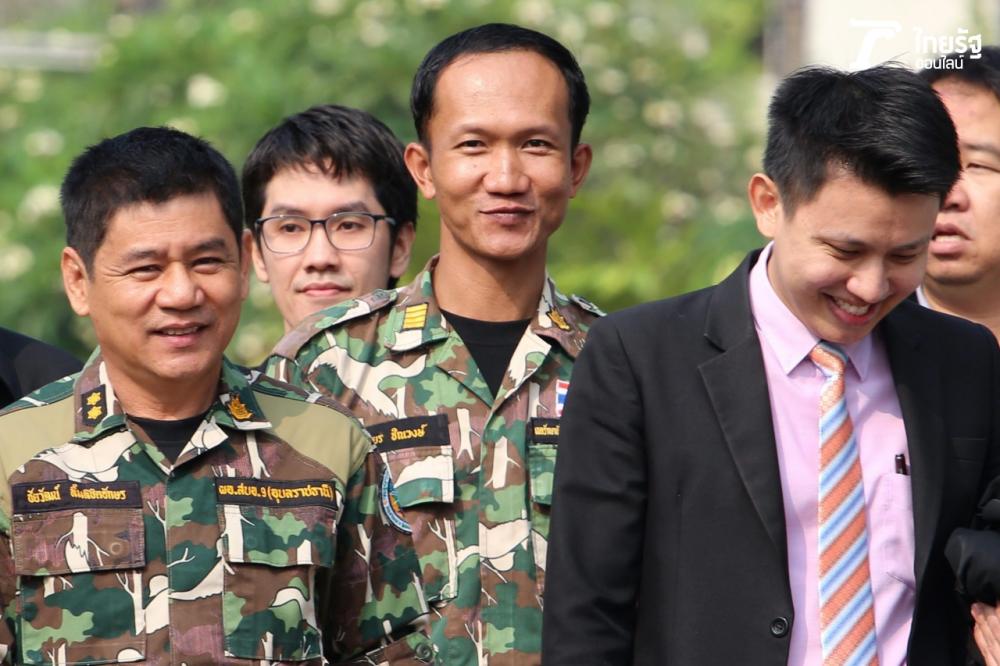 (คนกลาง) นายวิเชียร ชิณวงษ์ นักวิชาการป่าไม้ชำนาญการ หัวหน้าเขตรักษาพันธุ์สัตว์ป่าทุ่งใหญ่นเรศวรด้านตะวันตก