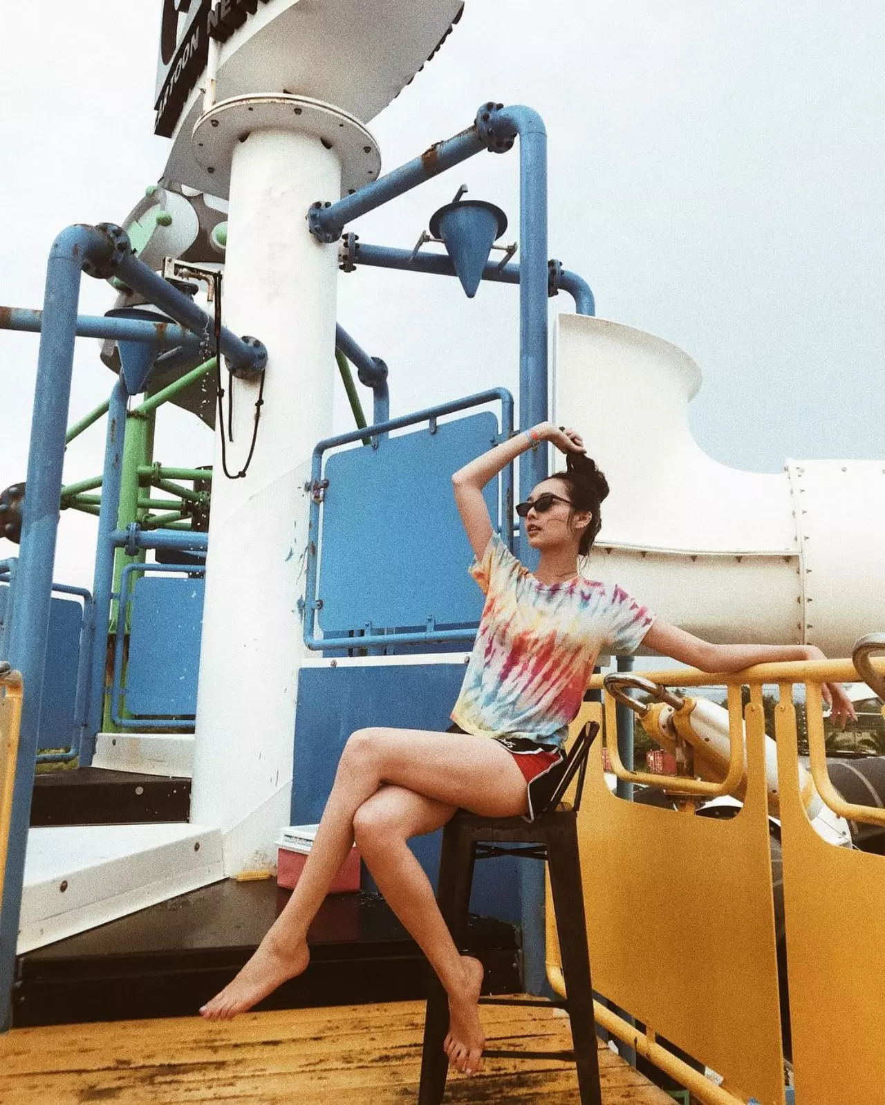 "แฟชั่นสงกรานต์" สุดฮิต "เสื้อมัดย้อม-เสื้อนีออน" ใส่แล้วต้องโดนสาด!