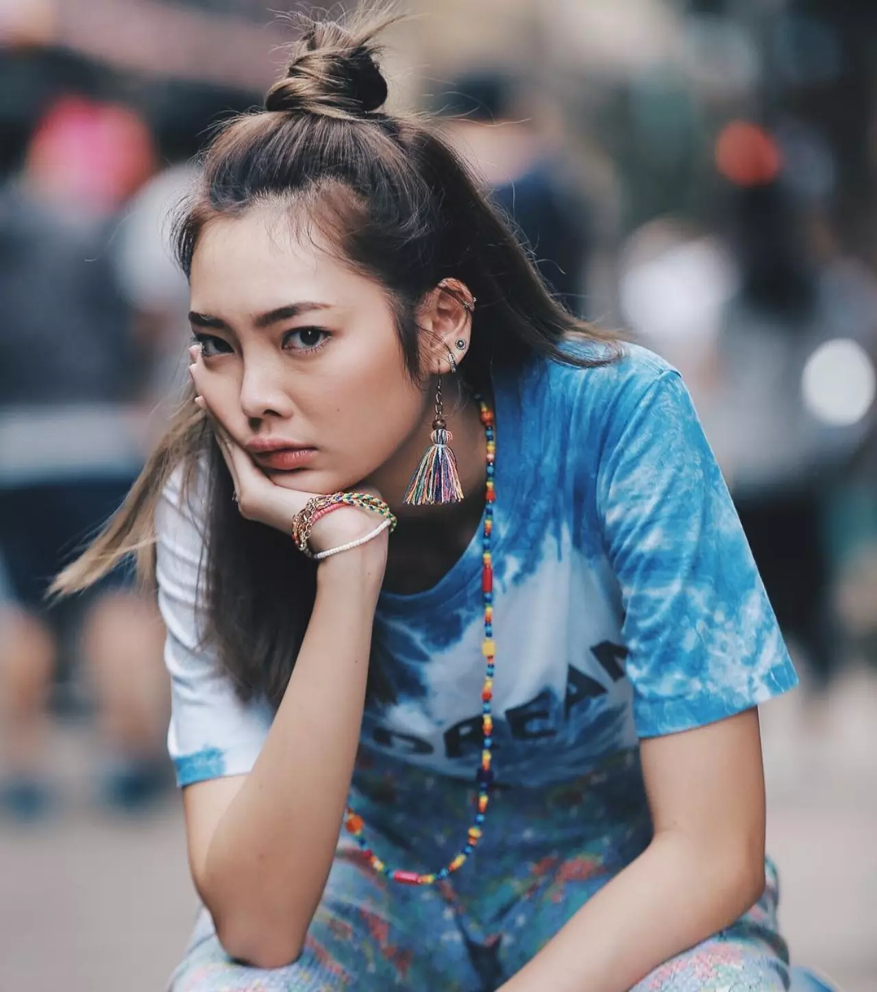 "แฟชั่นสงกรานต์" สุดฮิต "เสื้อมัดย้อม-เสื้อนีออน" ใส่แล้วต้องโดนสาด!