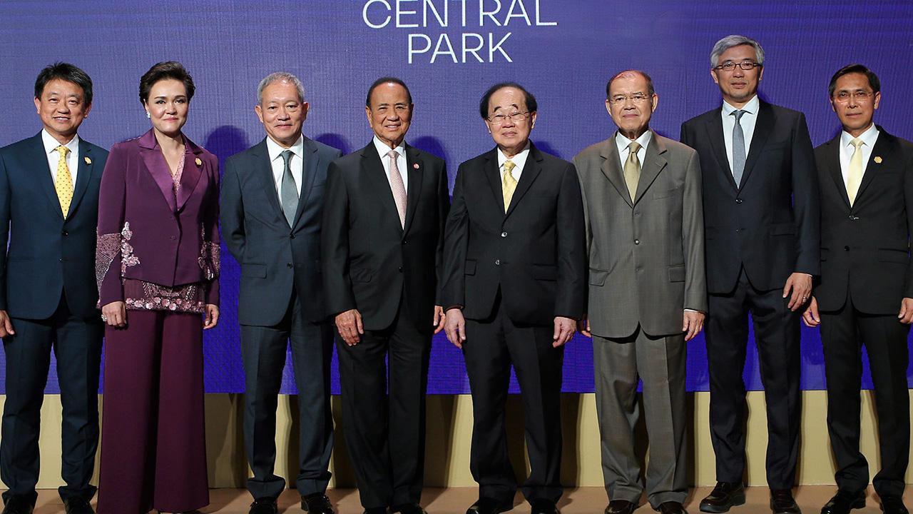 ยิ่งใหญ่มาก ชนินทธ์ โทณวณิก และ ทศ จิราธิวัฒน์ จัดงานเปิดตัว “ดุสิต เซ็นทรัล พาร์ค” โครงการอสังหาริมทรัพย์รูปแบบมิกซ์ยูสแยกถนนสีลม โดยมี อาสา สารสิน, สุทธิชัย จิราธิวัฒน์, ดร.ศุภชัย พานิชภักดิ์ และ ศุภจี สุธรรมพันธุ์ มาร่วมงานด้วย ที่โรงแรมดุสิตธานี วันก่อน.
