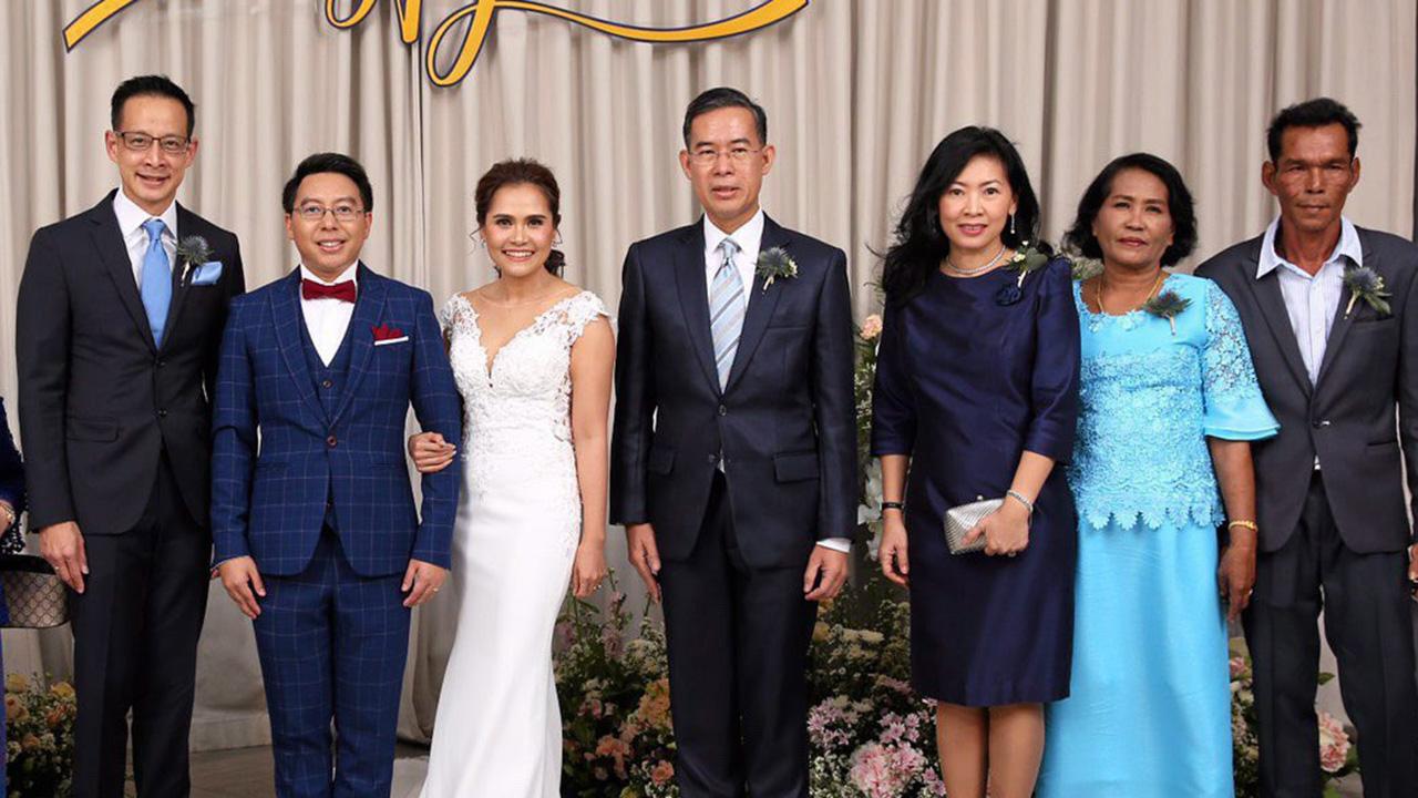 วันวิวาห์ ดร.ทวีลาภ ฤทธาภิรมย์ และ สาระ ล่ำซำ เป็นประธานในงานวิวาห์ระหว่าง ปริศนา เซ่งเส้ง บุตรี ประทีป–พวงเพ็ญ พรหมทอง กับ สมเจตน์ บุตร สมบัติ–สายสวาท หงษ์ไกรเลิศ ท่ามกลางบรรยากาศของความชื่นมื่น ที่วาระเวลา การ์เด้น ฮอลล์ ถนนประดิษฐ์มนูธรรม วันก่อน.