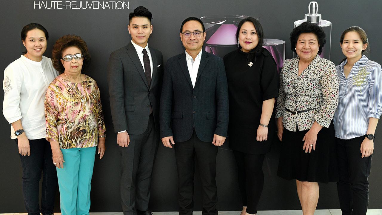 ใช้ดีมาก นิพนธ์ รักศรีอักษร, มอลลี่ ยิป และ ฟิโอนา วอง จัดงานกิจกรรมแนะนำ “La Prairie Exclusive Workshop” เพื่อเอาใจลูกค้าคนสำคัญสัมผัสสุดยอดผลิตภัณฑ์ช่วยลบเลือนริ้วรอยและฟื้นฟูดูแลผิวอย่างมีประสิทธิภาพของ ลา แพรรี่ ที่ดิ แอทลาส คลับ คิง เพาเวอร์ รางนํ้า วันก่อน.