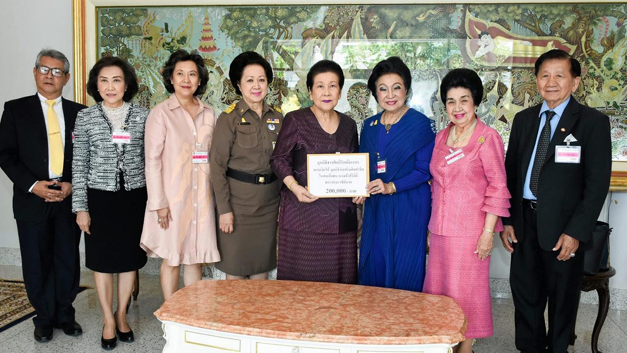 ให้มูลนิธิ ลลิสา จงบารมี จากมูลนิธิธารศิลป์รักษ์จิตรกร มอบเงินบริจาคจำนวน 200,000 บาท ให้แก่ ท่านผู้หญิงจรุงจิตต์ ทีขะระ และ ท่านผู้หญิงภรณี มหานนท์ ในนามมูลนิธิส่งเสริมศิลปาชีพ โดยมี คุณหญิงโรส บริบาลบุรีภัณฑ์ มาร่วมในพิธีด้วย ที่มูลนิธิส่งเสริมศิลปาชีพ วันก่อน.