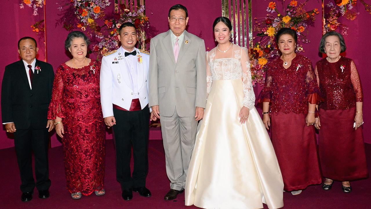 วิวาห์ชื่นมื่น ศ.พรเพชร วิชิตชลชัย ประธาน สนช. เป็นประธานในงานสมรสพระราชทาน ระหว่าง ณัชฐานันท์ บุตรี พฤฒิชัย-ณัฐรินทร์ รูปขจร กับ พ.ต.อ.เฉลิมชนม์ บุตร พ.ท.ทัศนะ-นารีรัตน์ แหลมทอง ท่ามกลางความปลื้มปีติของผู้มาร่วมงาน ที่สโมสรทหารบก วันก่อน.