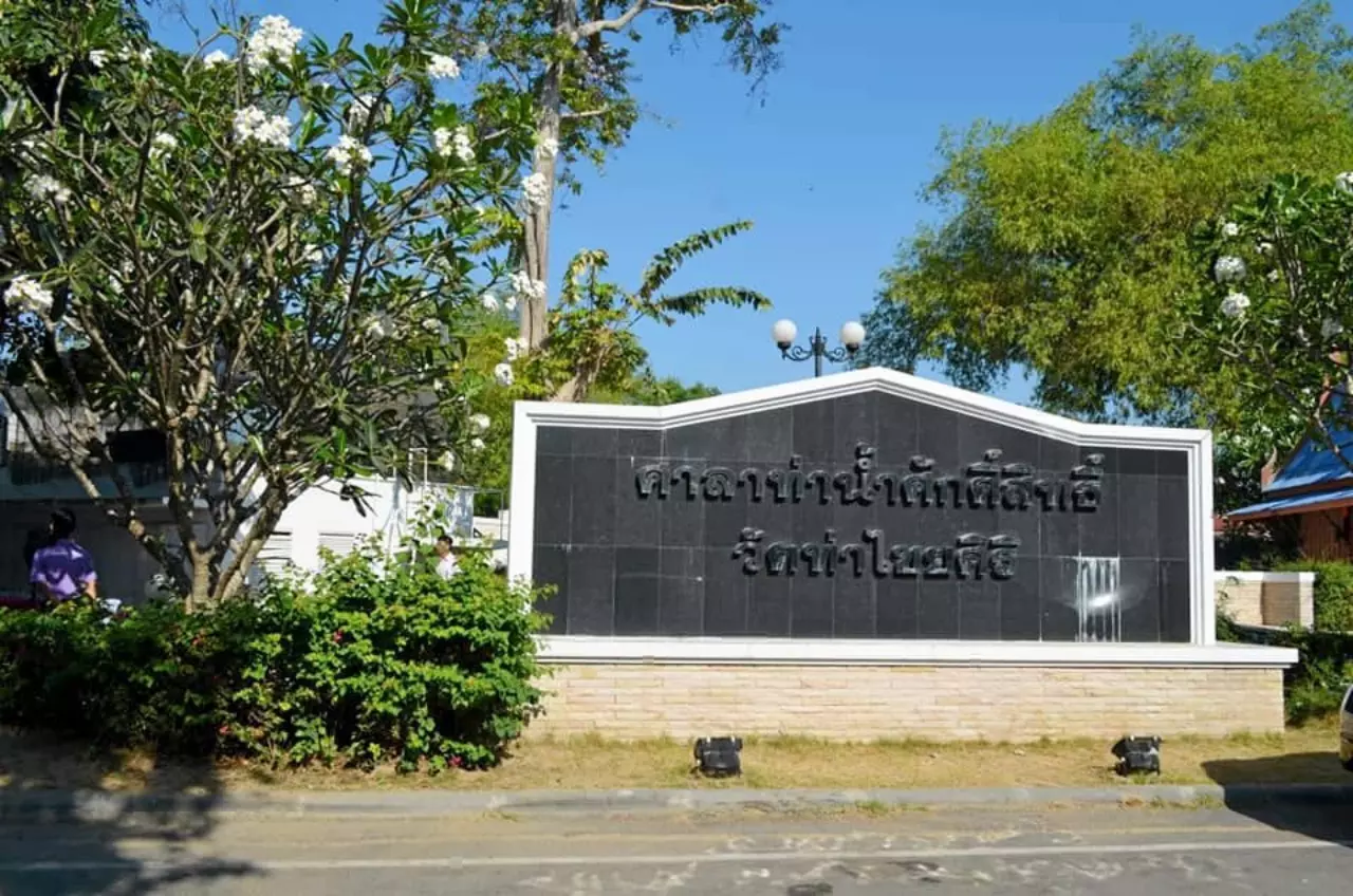 ความหมาย “น้ำมุรธาภิเษก” และ “น้ำอภิเษก” ในพระราชพิธีบรมราชาภิเษก  