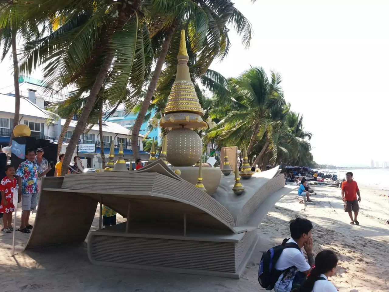 ม.บูรพา คว้ารางวัลชนะเลิศก่อพระทรายวันไหลบางแสน เชิดชูสถาบันกษัตริย์ไทย