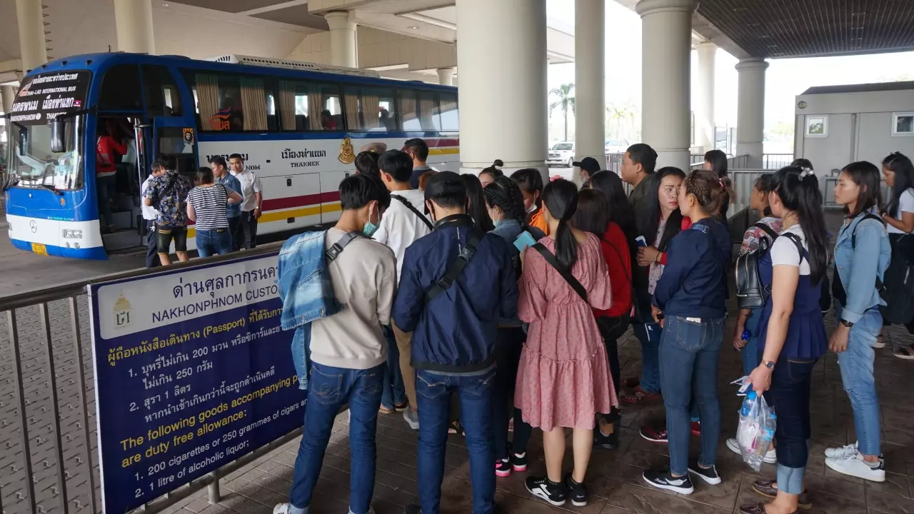 สะพานไทยลาวคึกคัก "แรงงานต่างด้าว" แห่กลับบ้านช่วงเทศกาลสงกรานต์