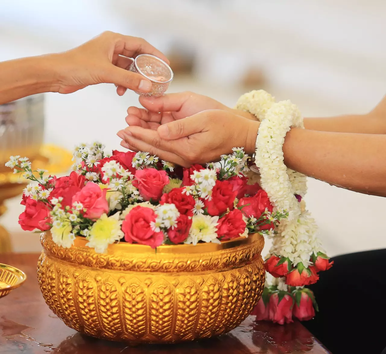 รู้ลึก "รดน้ำดำหัว" ผู้ใหญ่ในวัน "สงกรานต์" อดีตVSปัจจุบัน