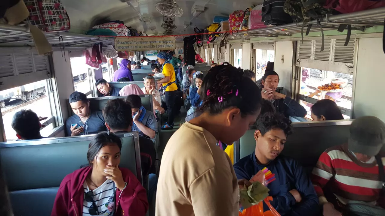 สถานีรถไฟหาดใหญ่คึกคัก ประชาชนเดินทางกลับบ้าน-ท่องเที่ยวช่วงสงกรานต์