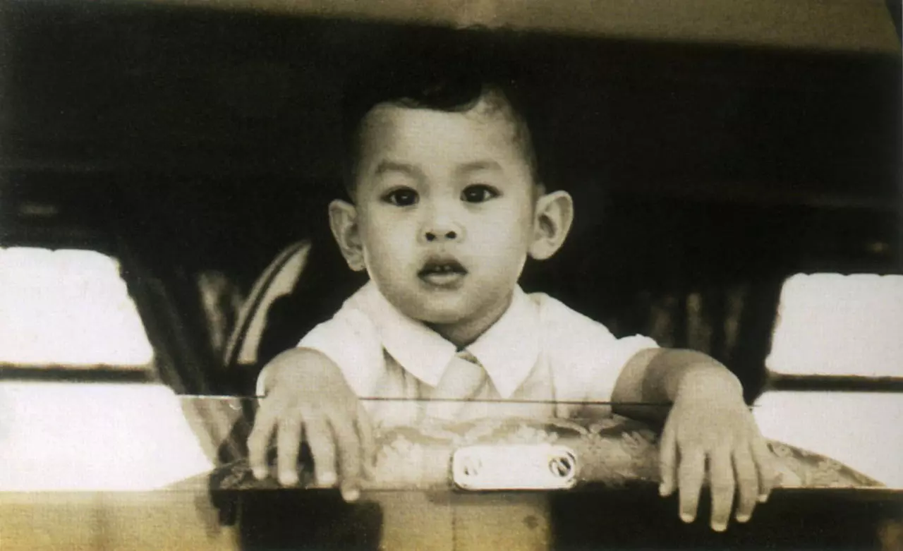 พระราชประวัติ สมเด็จพระเจ้าอยู่หัว รัชกาลที่ 10