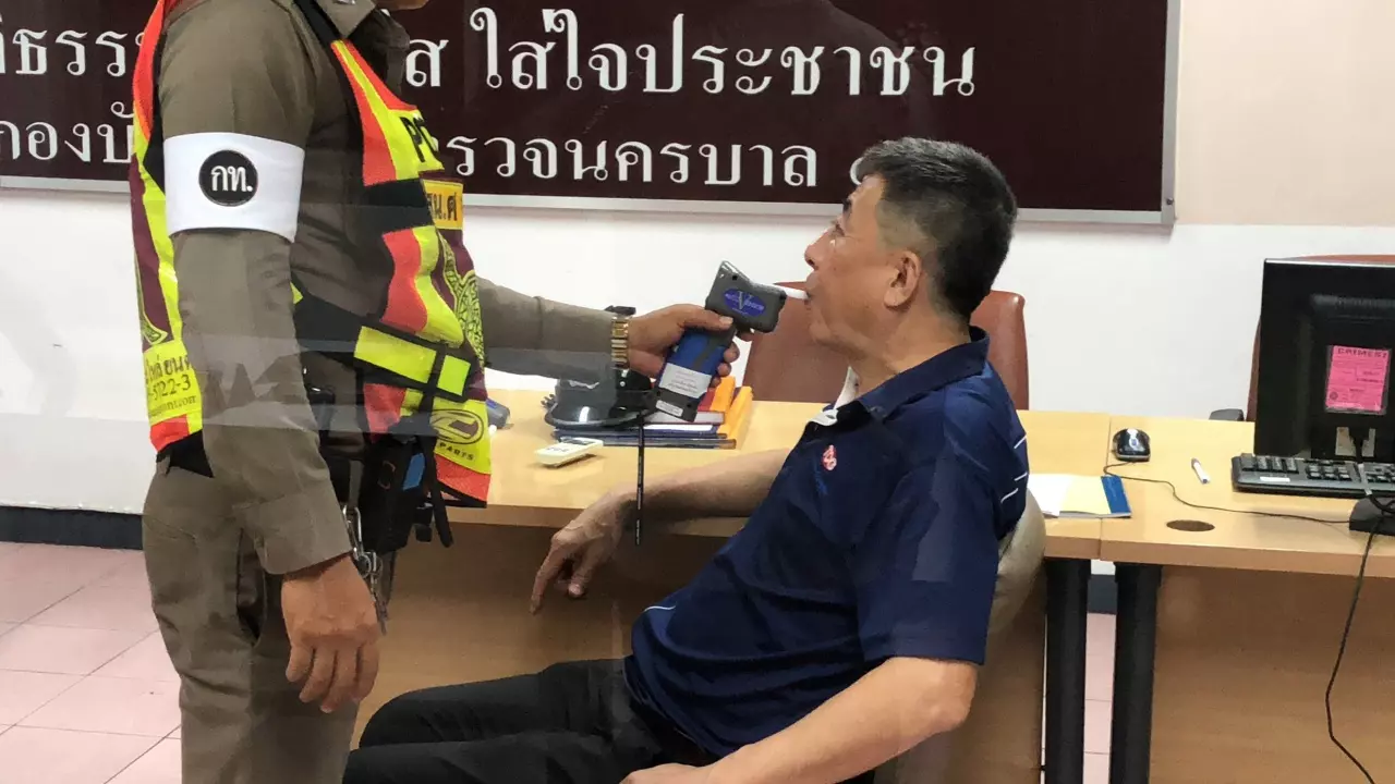 เสี่ยใหญ่เมาขับ ซิ่งเบนซ์ชน รองผกก.กองปราบดับคาซากรถพร้อมภรรยา (คลิป)